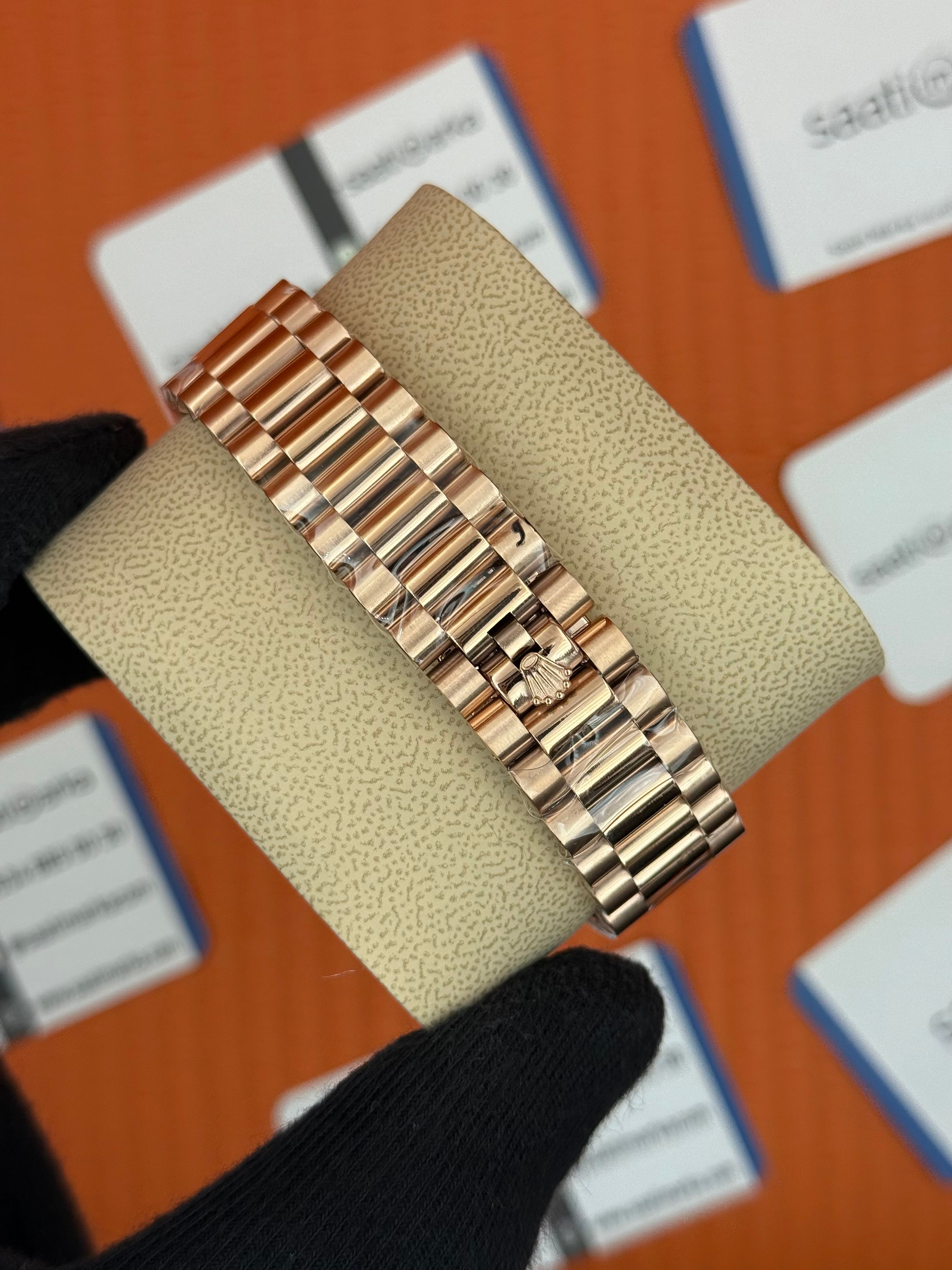 rolex Day Date taşlı bezel siyah kadran rose kasa-kordon oyster