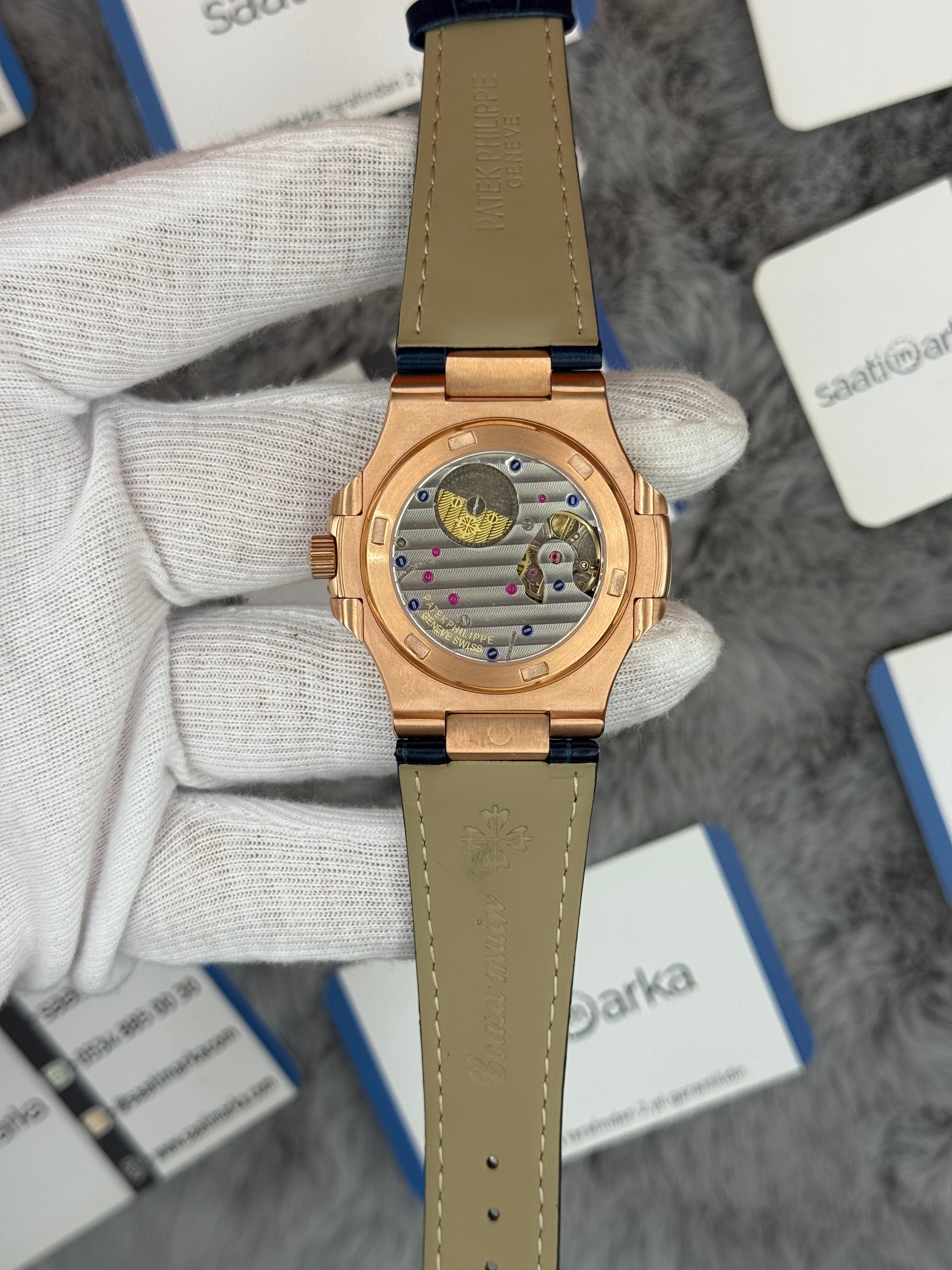 PATEK PHİLİPPE nautilus moontphase 5712 taşlı bezel lacivert kadran lacivert deri kordon rose kasa 40mm erkek kol saati
