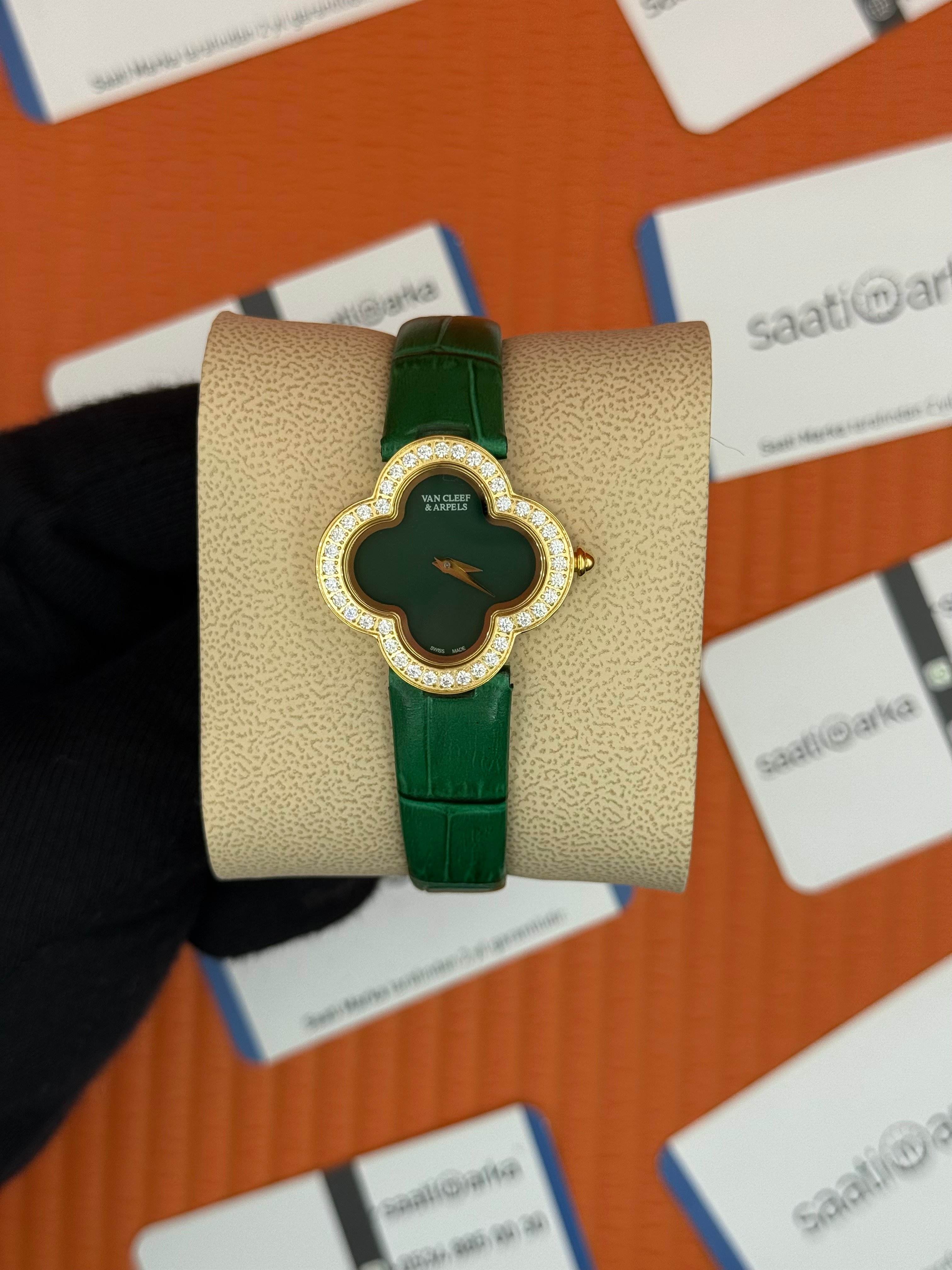 VAN CLEEF yeşil kadran yeşil deri kordon gold kasa taşlı bezel kadın kol saati