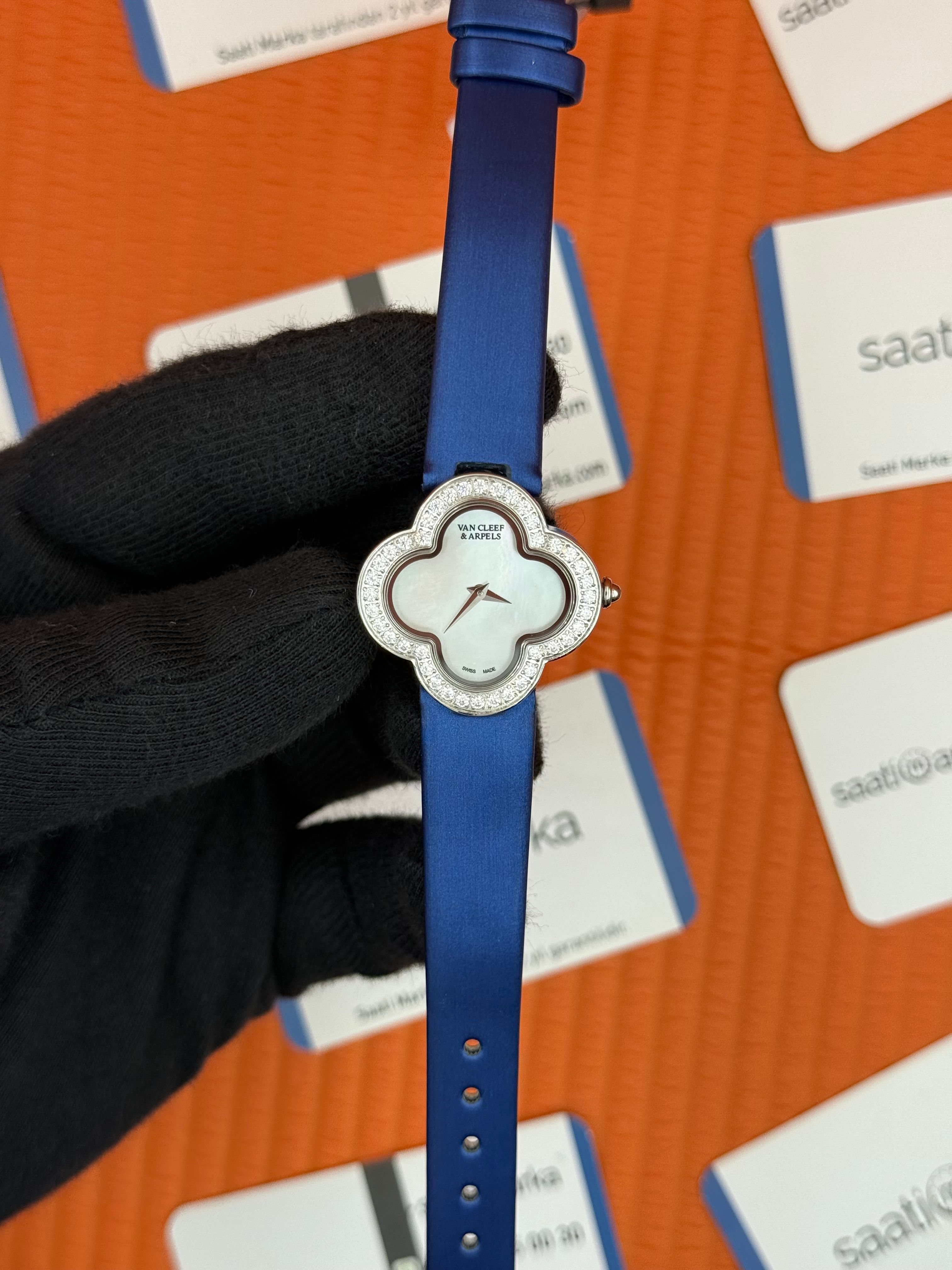 VAN CLEEF beyaz kadran mavi deri kordon silver kasa taşlı bezel kadın kol saati