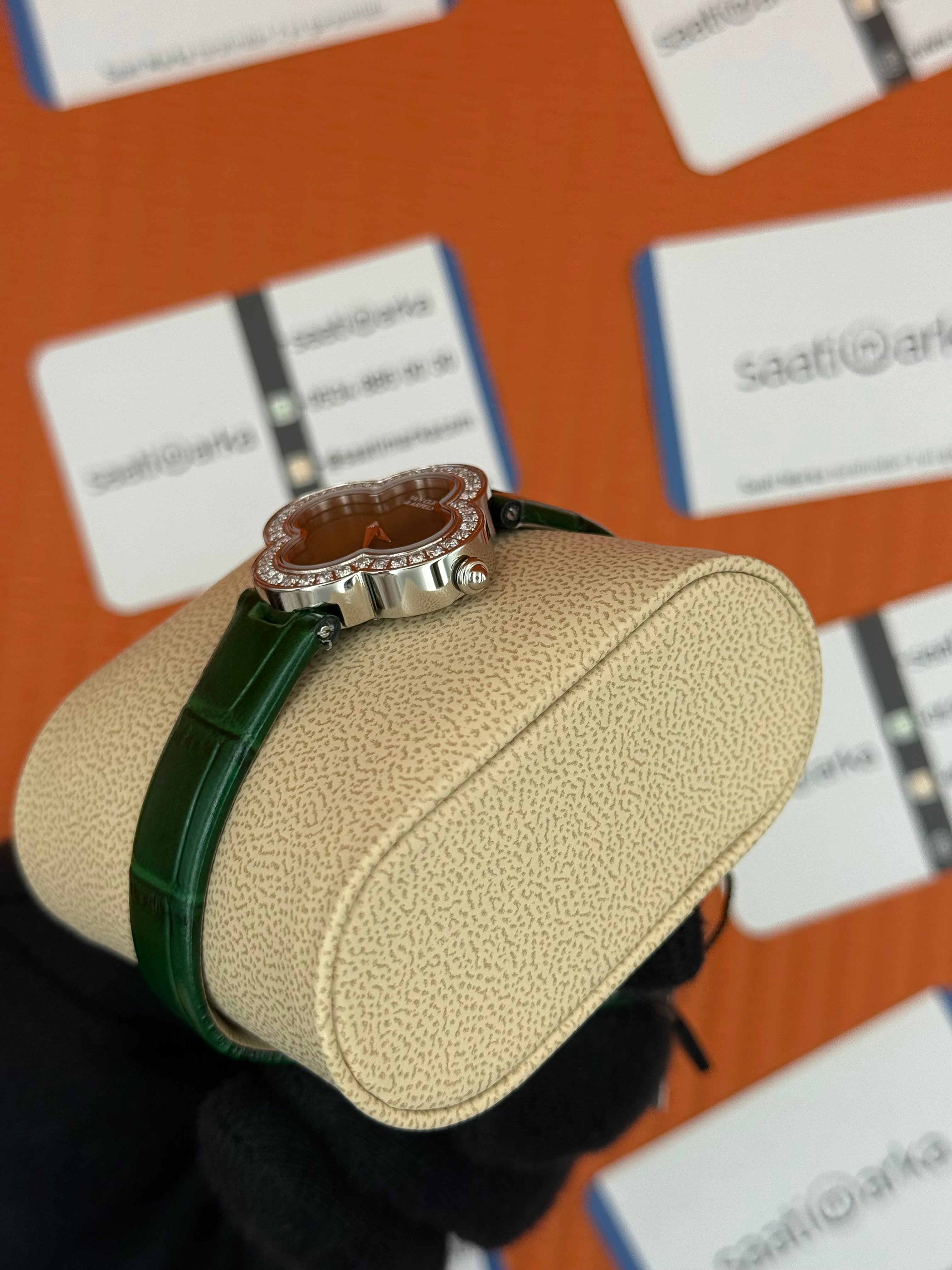 VAN CLEEF yeşil kadran yeşil deri kordon taşlı bezel silver kasa kadın kol saati