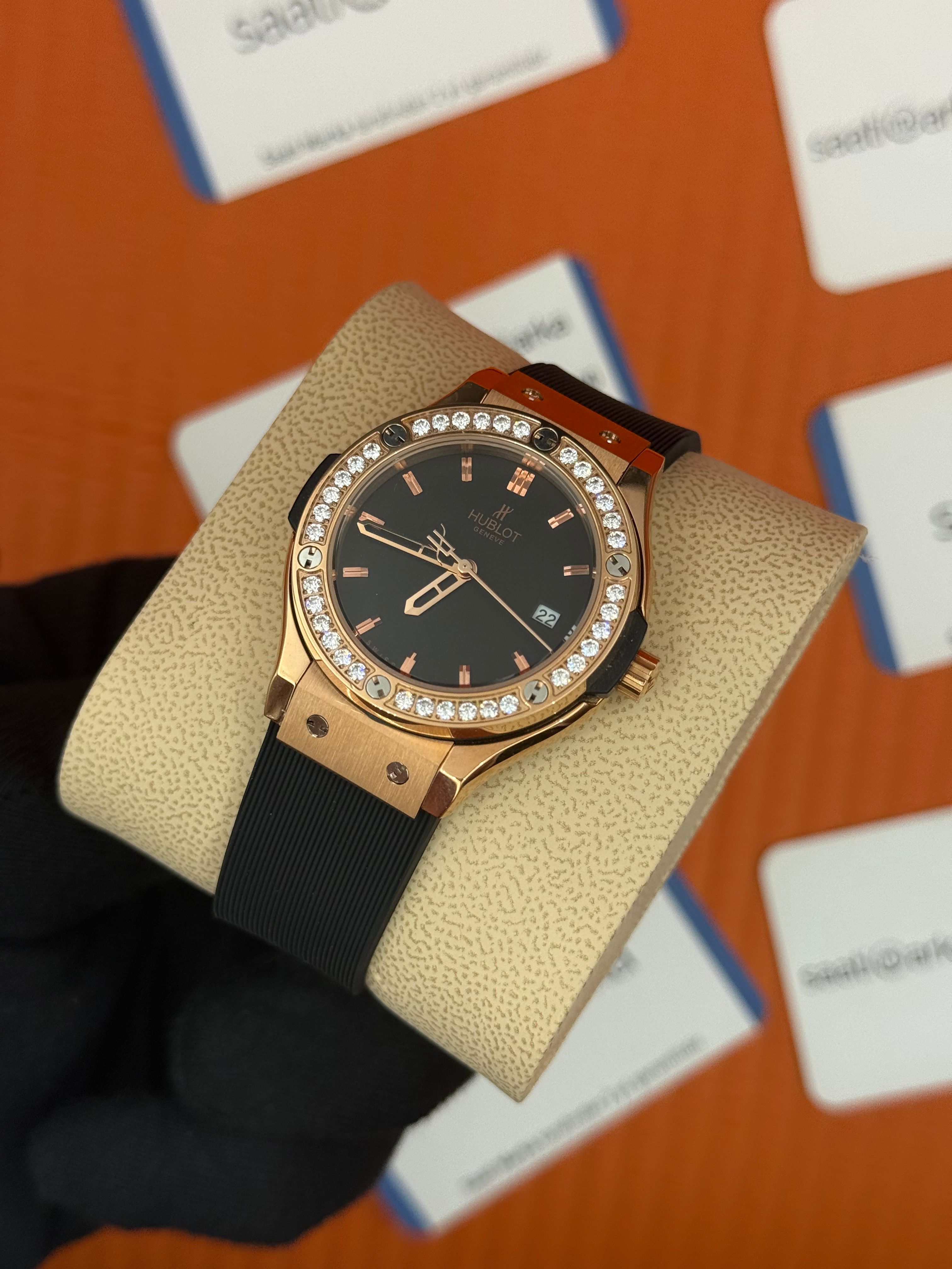 HUBLOT taşlı bezel rose kasa siyah kadran siyah kauçuk kordon kadın kol saati