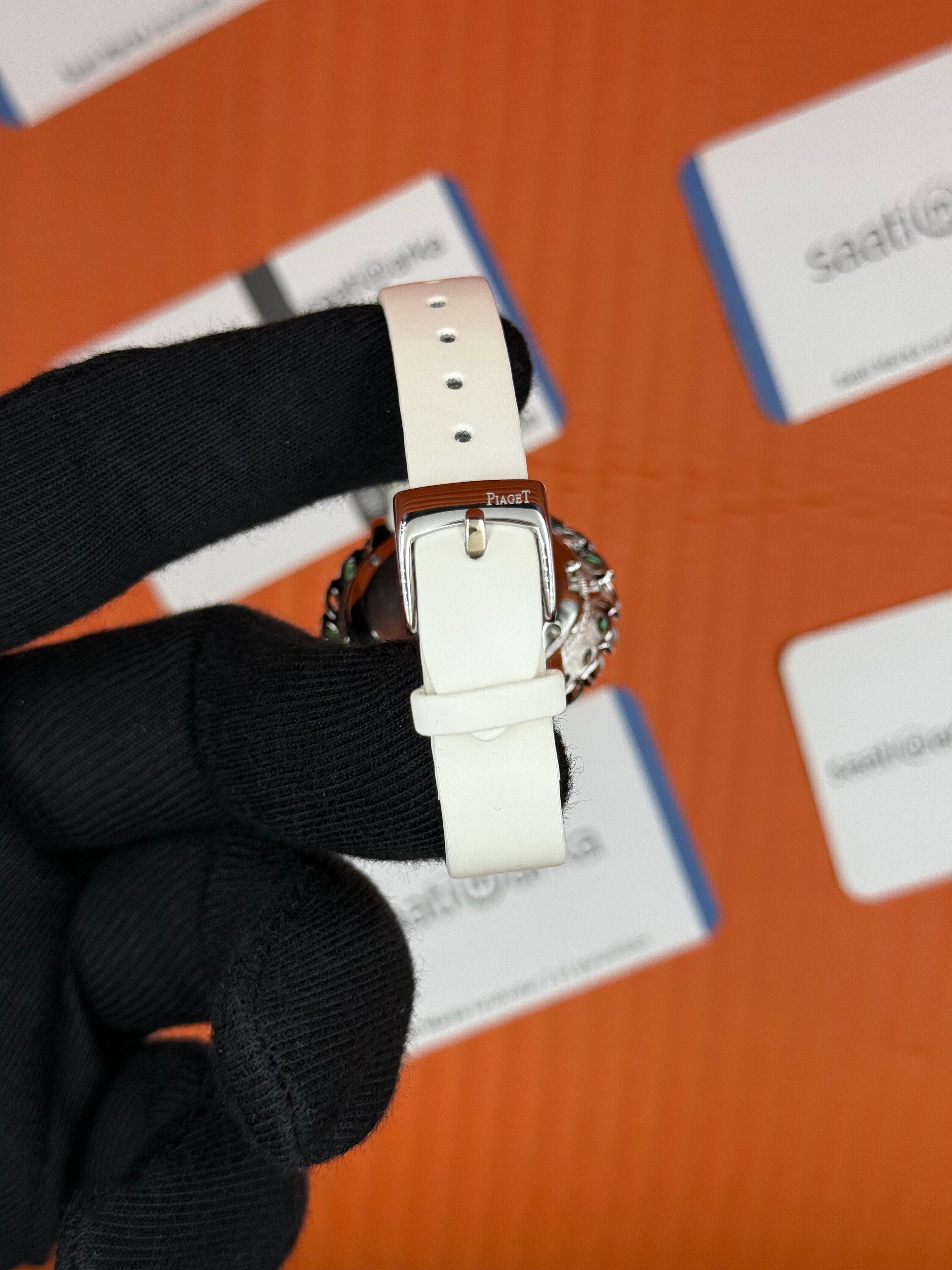 PIAGET taşlı bezel yeşil kadran beyaz deri kordon