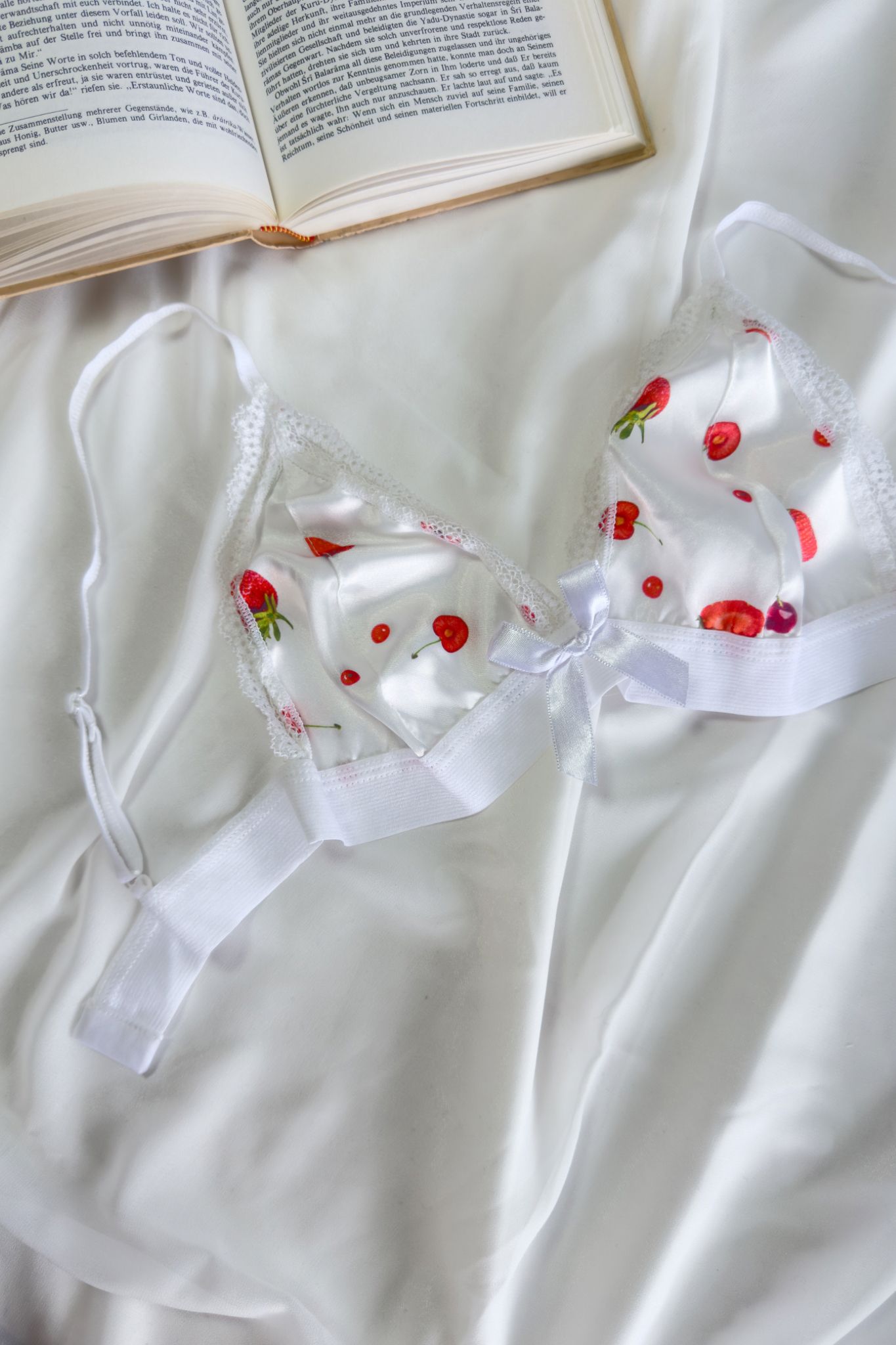 Saten Çilekli Kirazlı Pijama Takımı