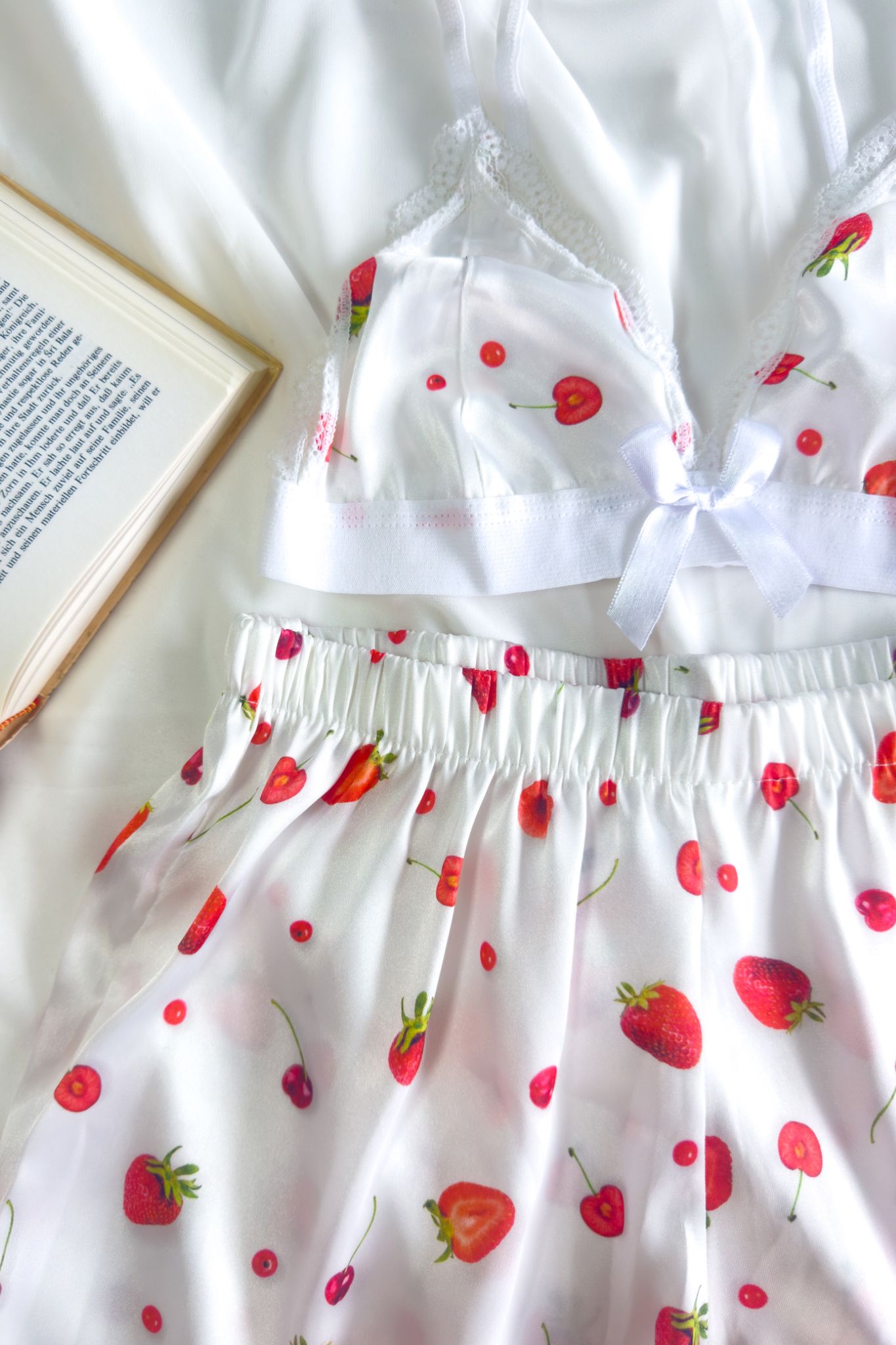 Saten Çilekli Kirazlı Pijama Takımı