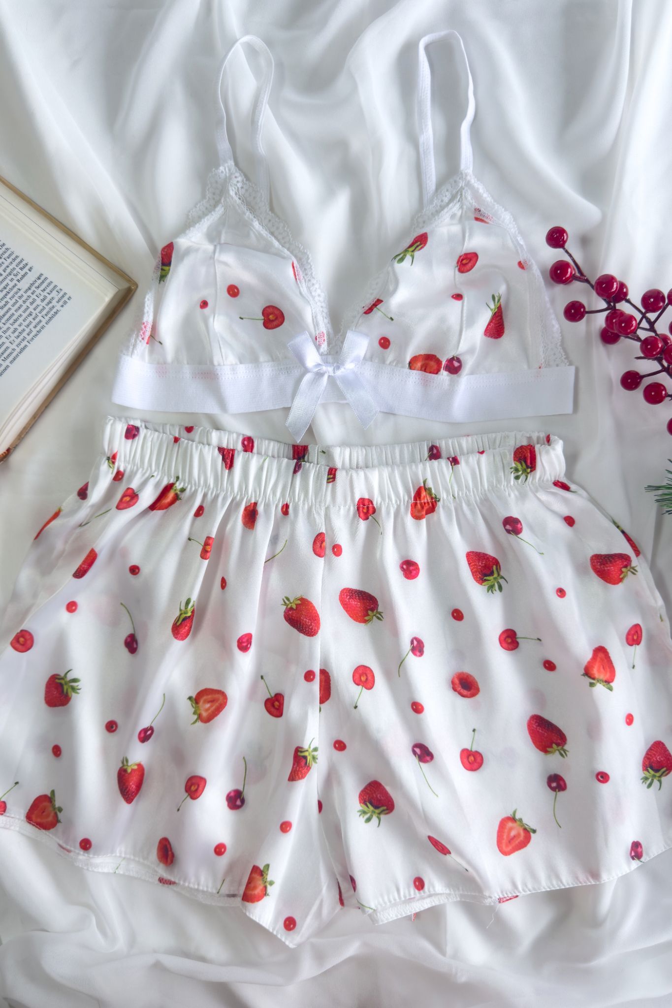 Saten Çilekli Kirazlı Pijama Takımı