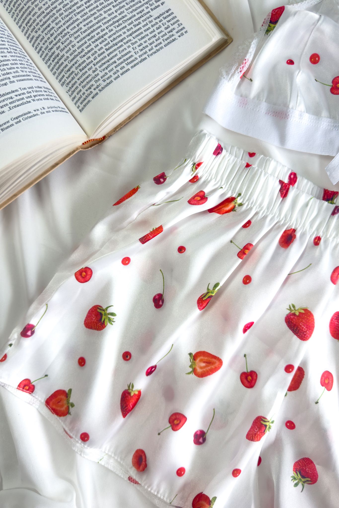 Saten Çilekli Kirazlı Pijama Takımı