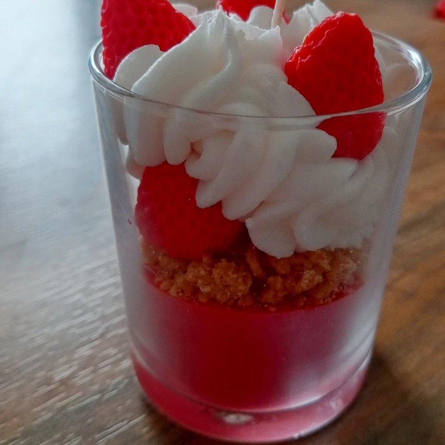 Kremalı Çilek bardak mum