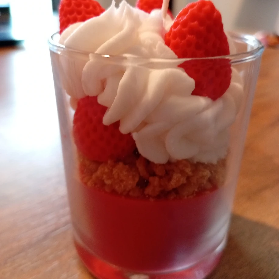 Kremalı Çilek bardak mum