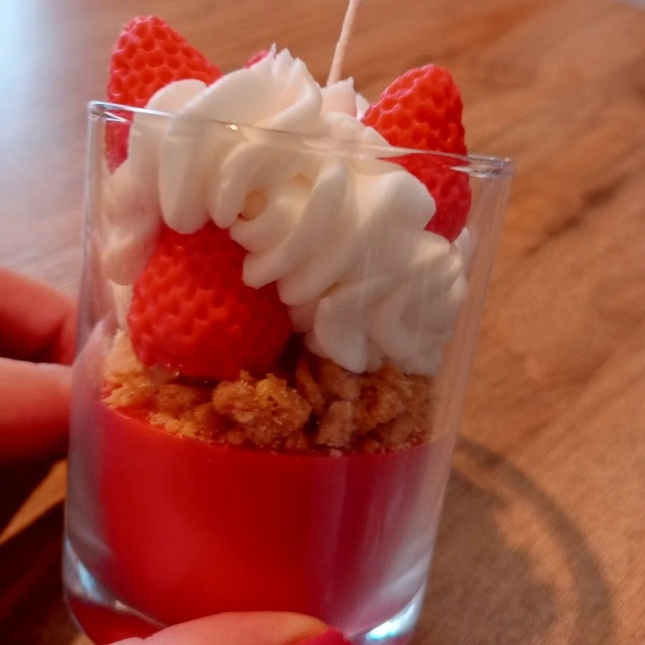 Kremalı Çilek bardak mum