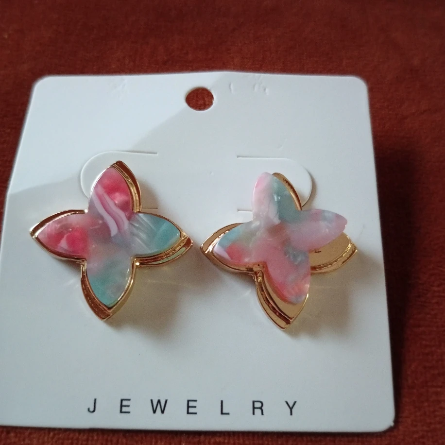 Taşlı Çiçek Küpe