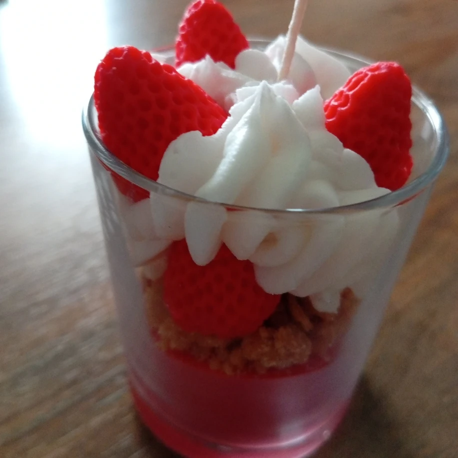 Kremalı Çilek bardak mum