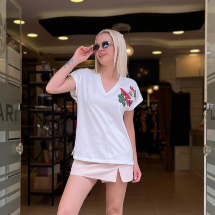 RENKLİ KELEBEK NAKIŞLI TİŞÖRT