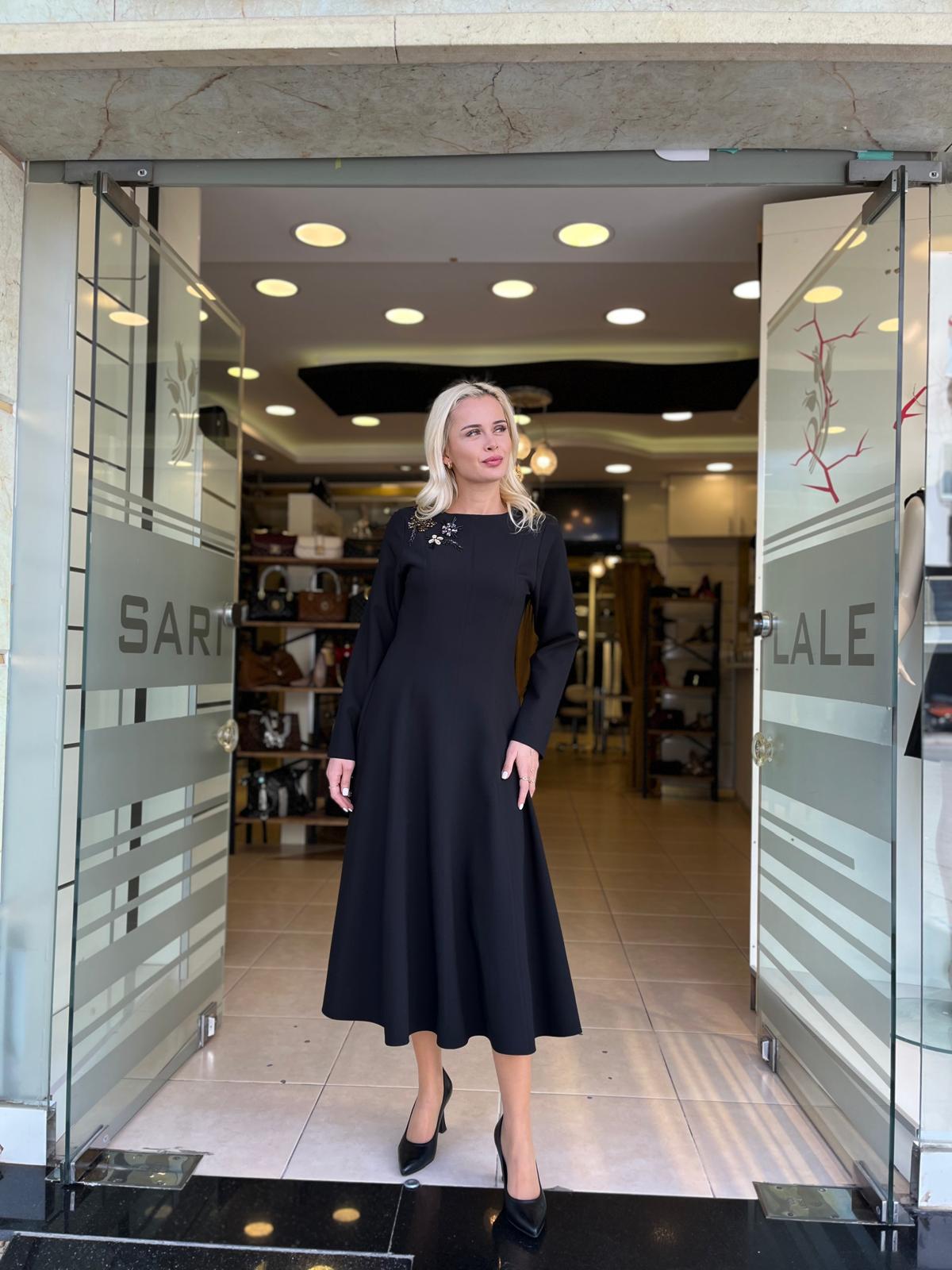 TAŞ BROŞ DETAYLI UZUN KOLLU ELBİSE