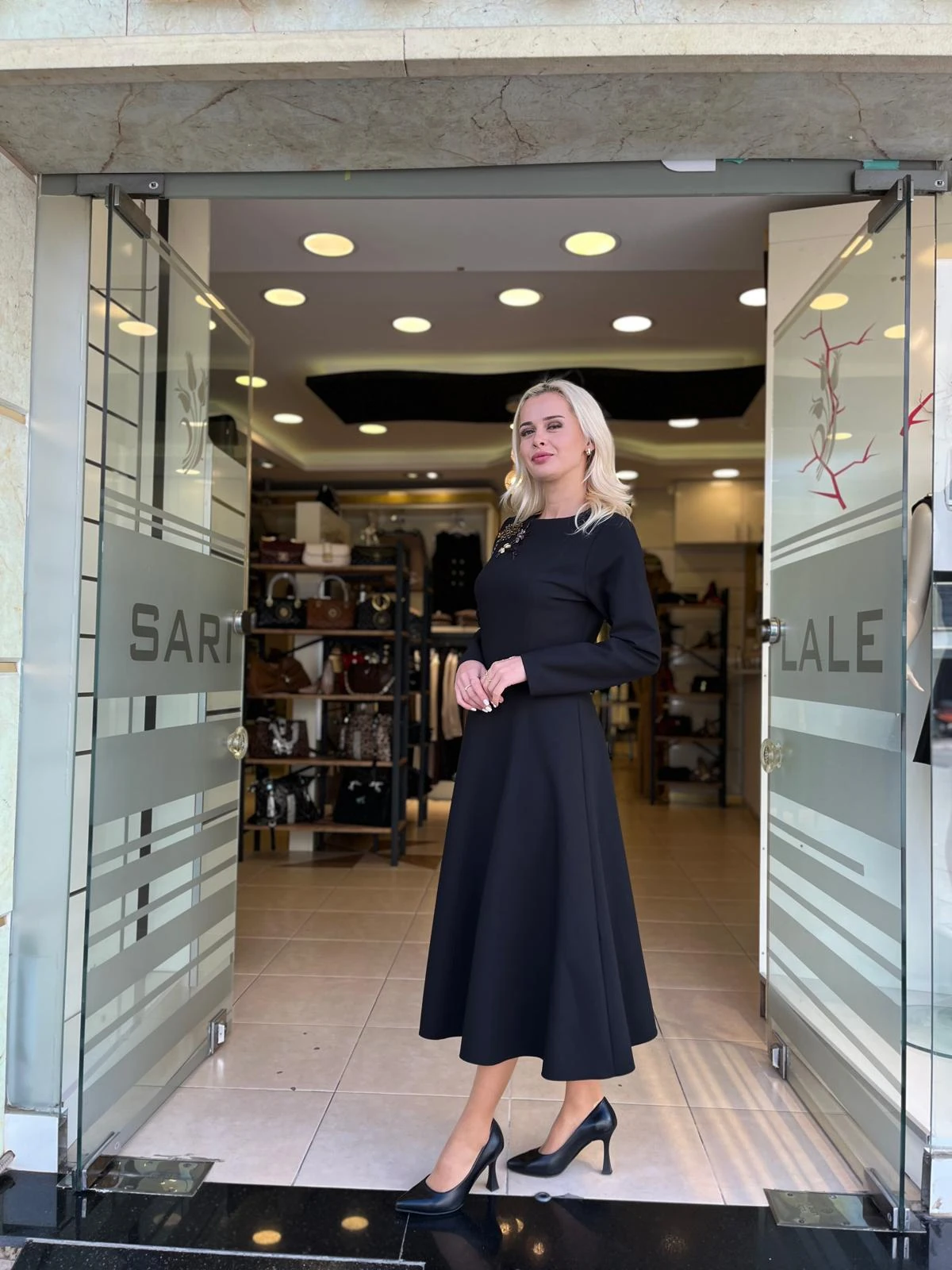 TAŞ BROŞ DETAYLI UZUN KOLLU ELBİSE