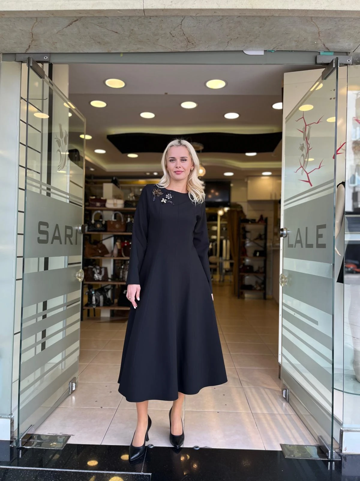 TAŞ BROŞ DETAYLI UZUN KOLLU ELBİSE