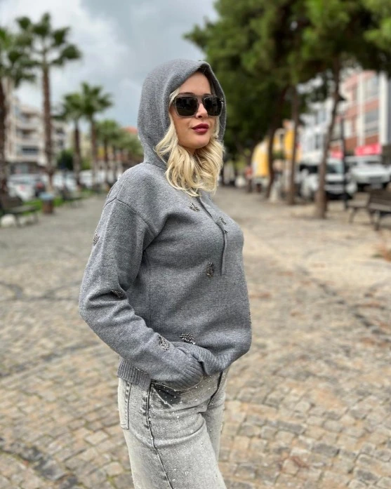 TAŞ İŞLEMELİ KAPUŞONLU TRİKO