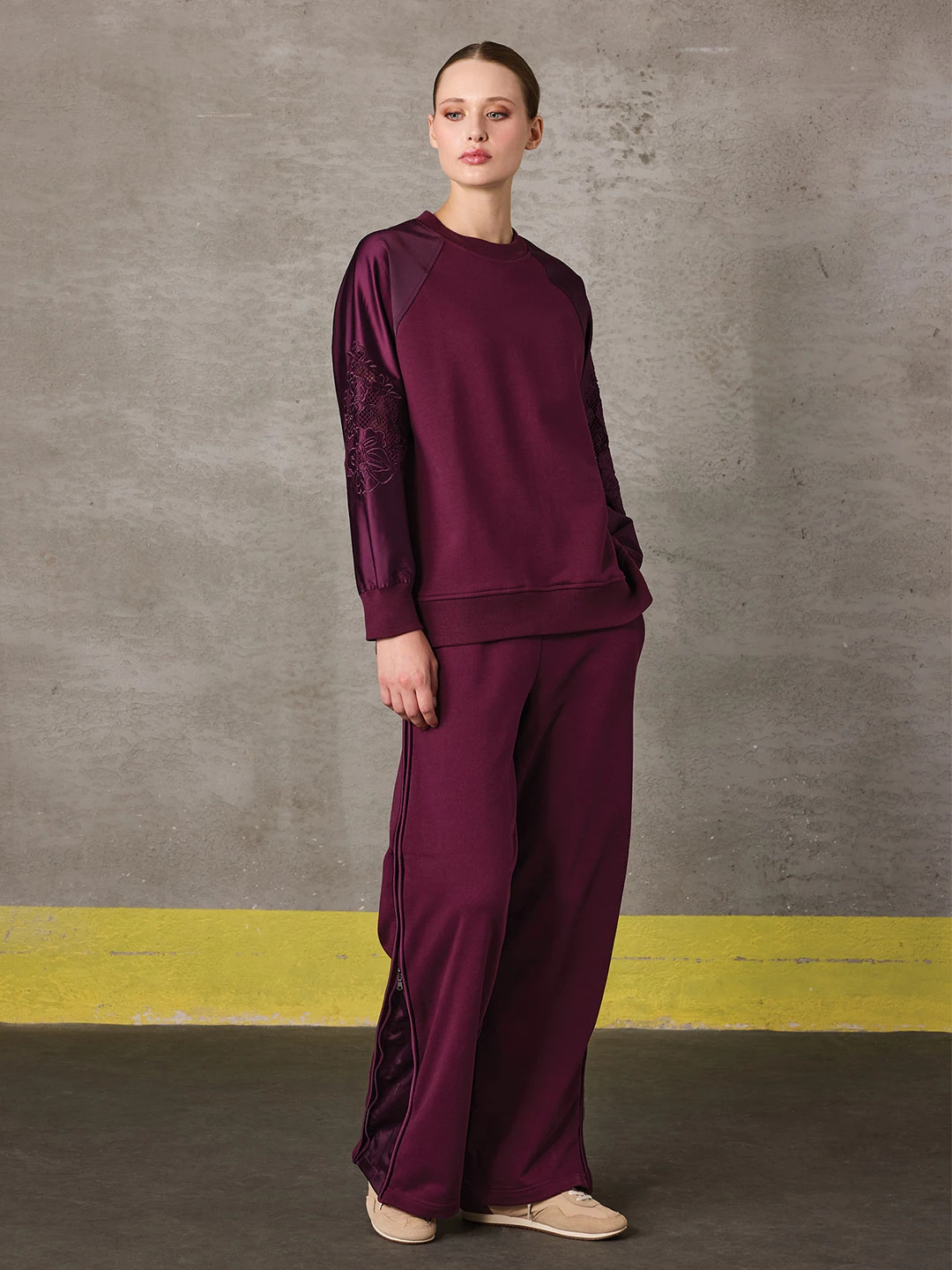 KOLU NAKIŞ DETAYLI SWEATSHİRT