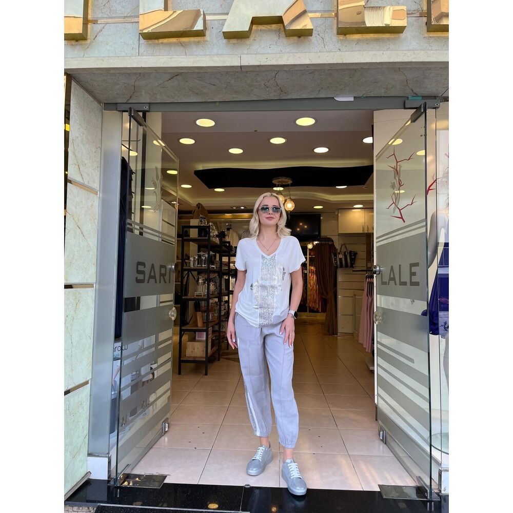 ORTASI PAYETLİ VARAK BASKILI TSHIRT