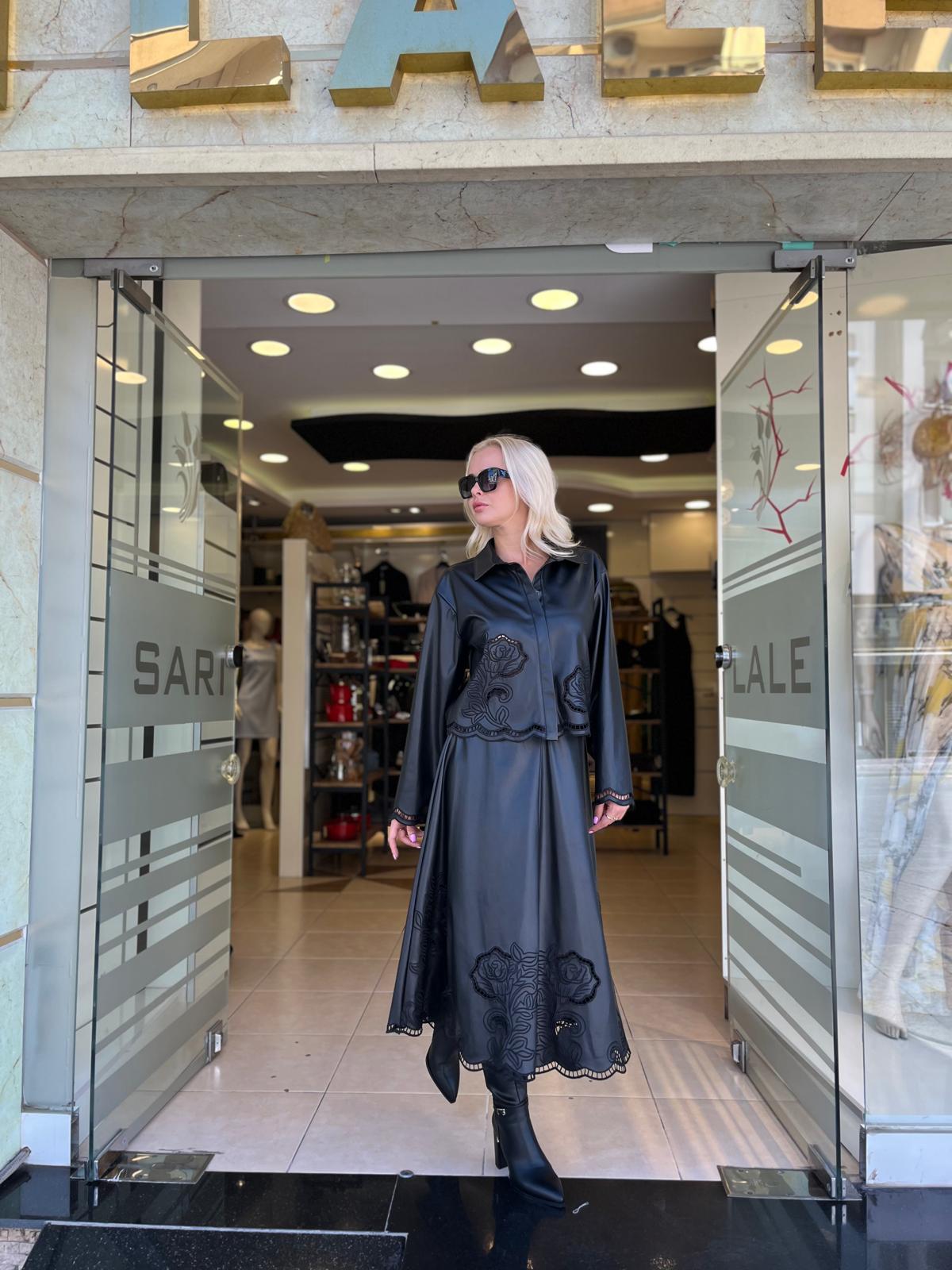 NAKIŞ DETAYLI KISA DERİ GÖMLEK