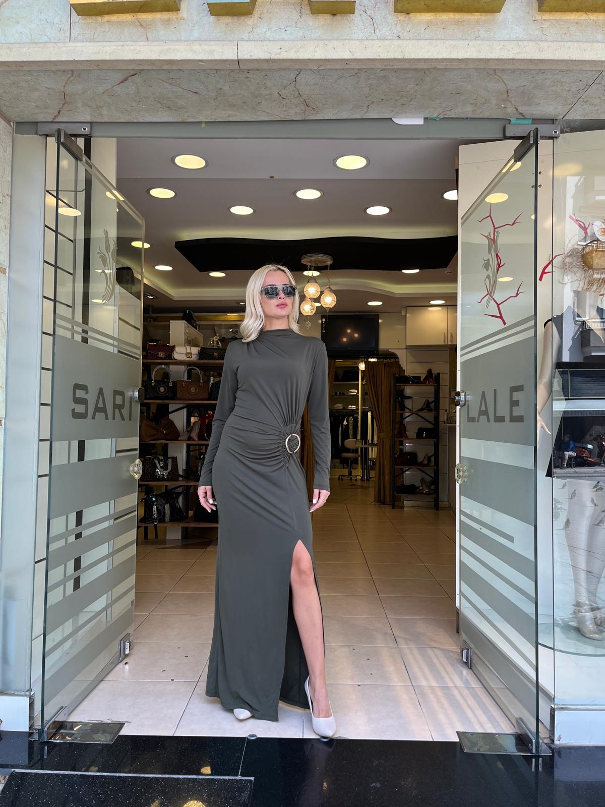 KEMER DETAYLI YIRTMAÇLI ELBİSE