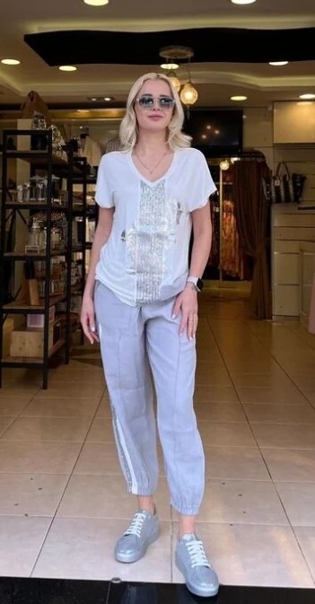 ORTASI PAYETLİ VARAK BASKILI TSHIRT