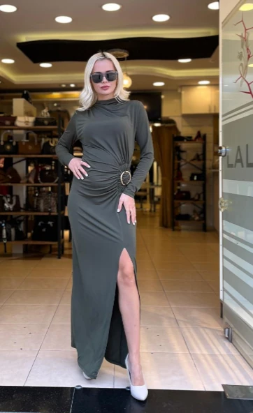 KEMER DETAYLI YIRTMAÇLI ELBİSE