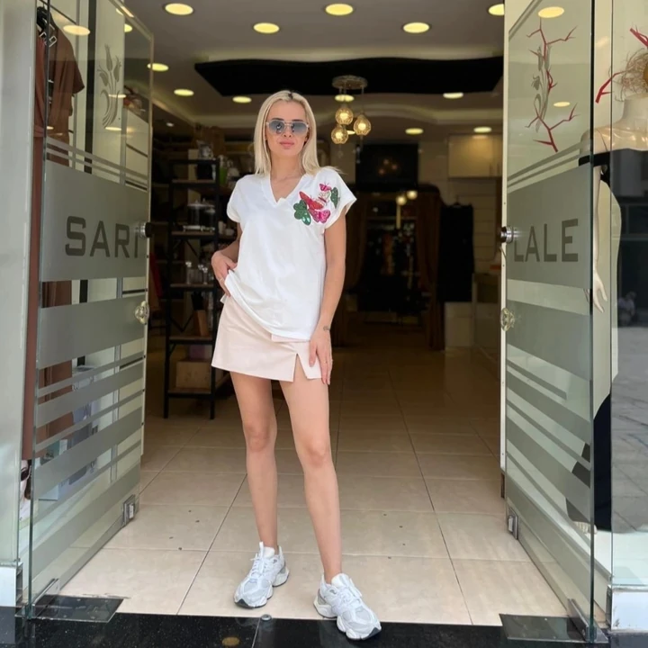 RENKLİ KELEBEK NAKIŞLI TİŞÖRT