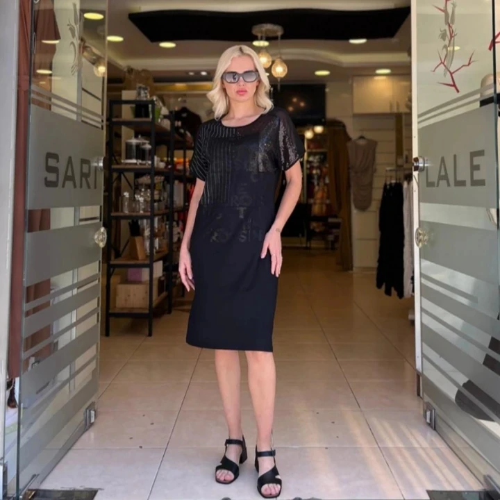 ŞİFON DETAYLI BASKILI ÇİZGİLİVE PAYET GARNİLİ ELBİSE