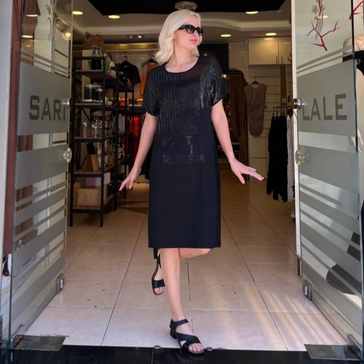 ŞİFON DETAYLI BASKILI ÇİZGİLİVE PAYET GARNİLİ ELBİSE