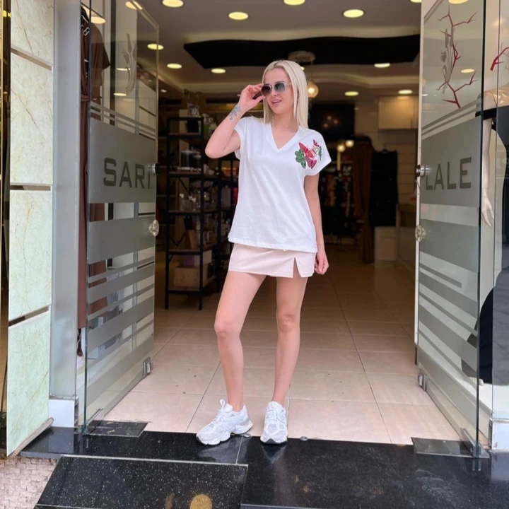 RENKLİ KELEBEK NAKIŞLI TİŞÖRT