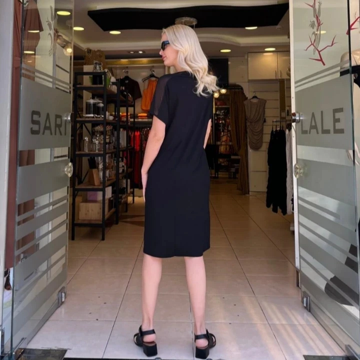 ŞİFON DETAYLI BASKILI ÇİZGİLİVE PAYET GARNİLİ ELBİSE