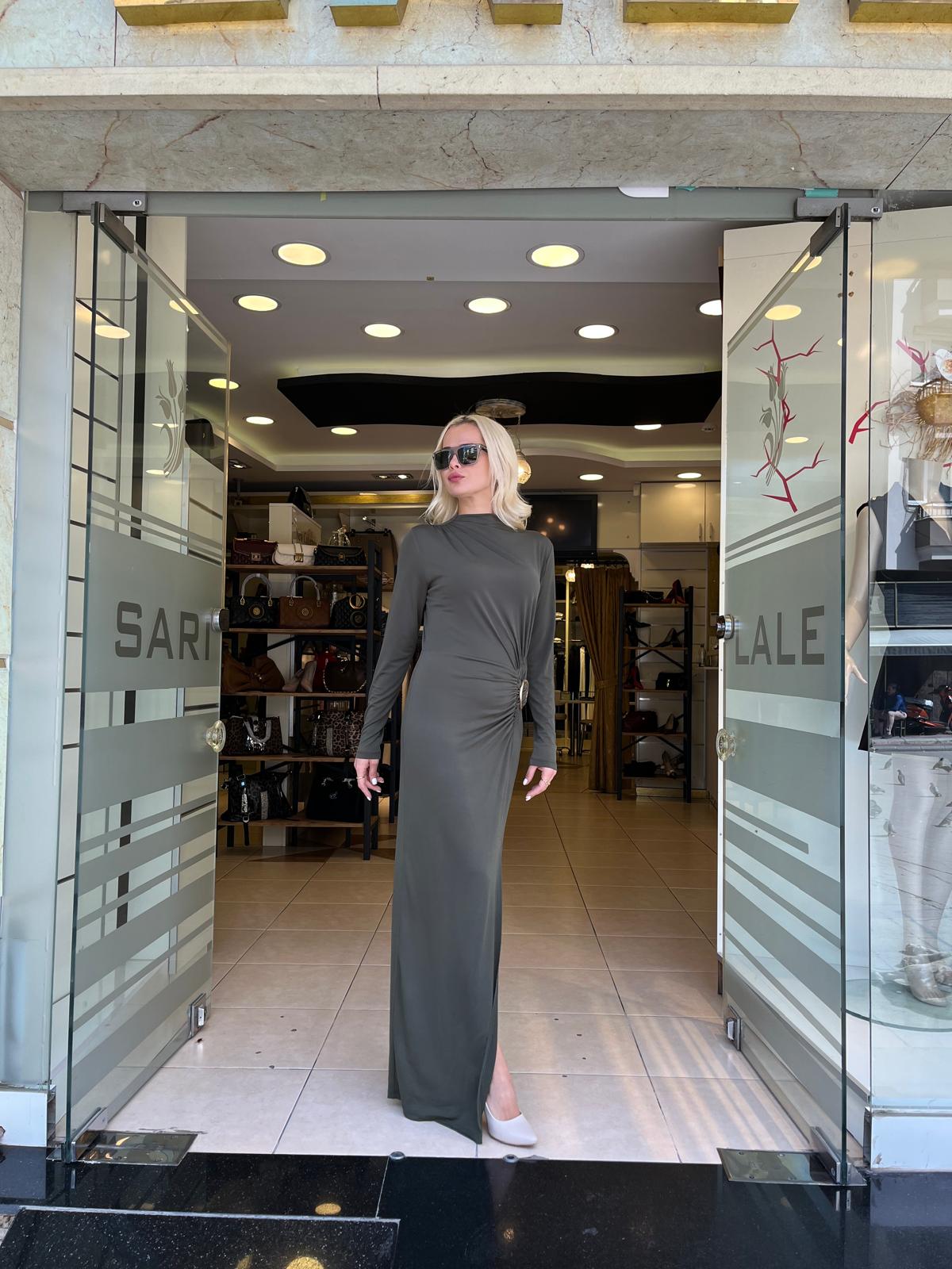 KEMER DETAYLI YIRTMAÇLI ELBİSE