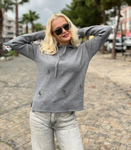 TAŞ İŞLEMELİ KAPUŞONLU TRİKO