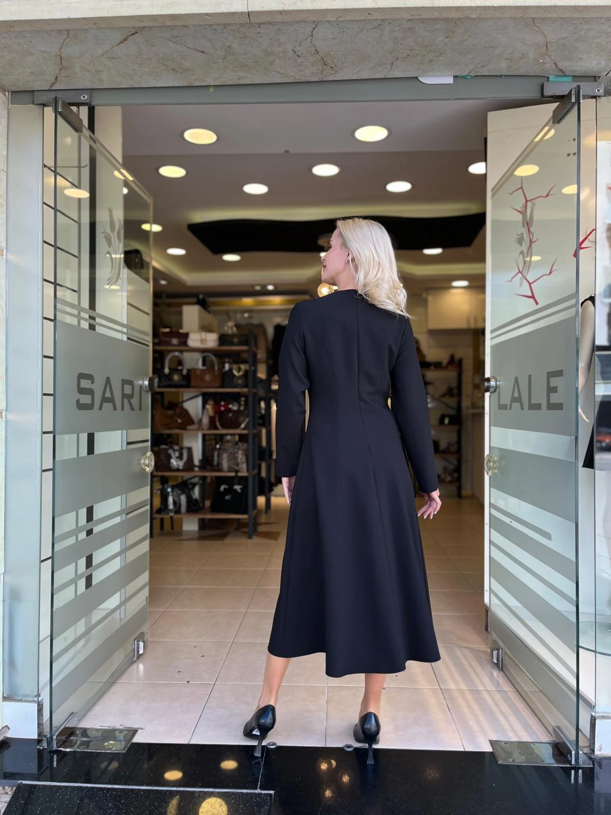 TAŞ BROŞ DETAYLI UZUN KOLLU ELBİSE