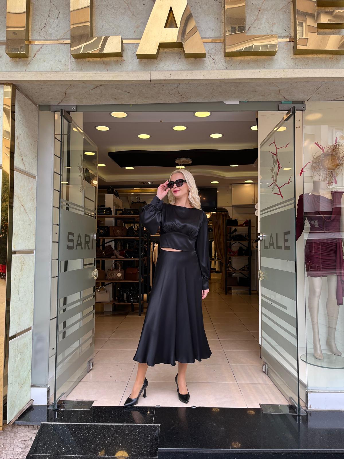 FLOŞ KUMAŞ ARKASI DEKOLTELİ BLUZ