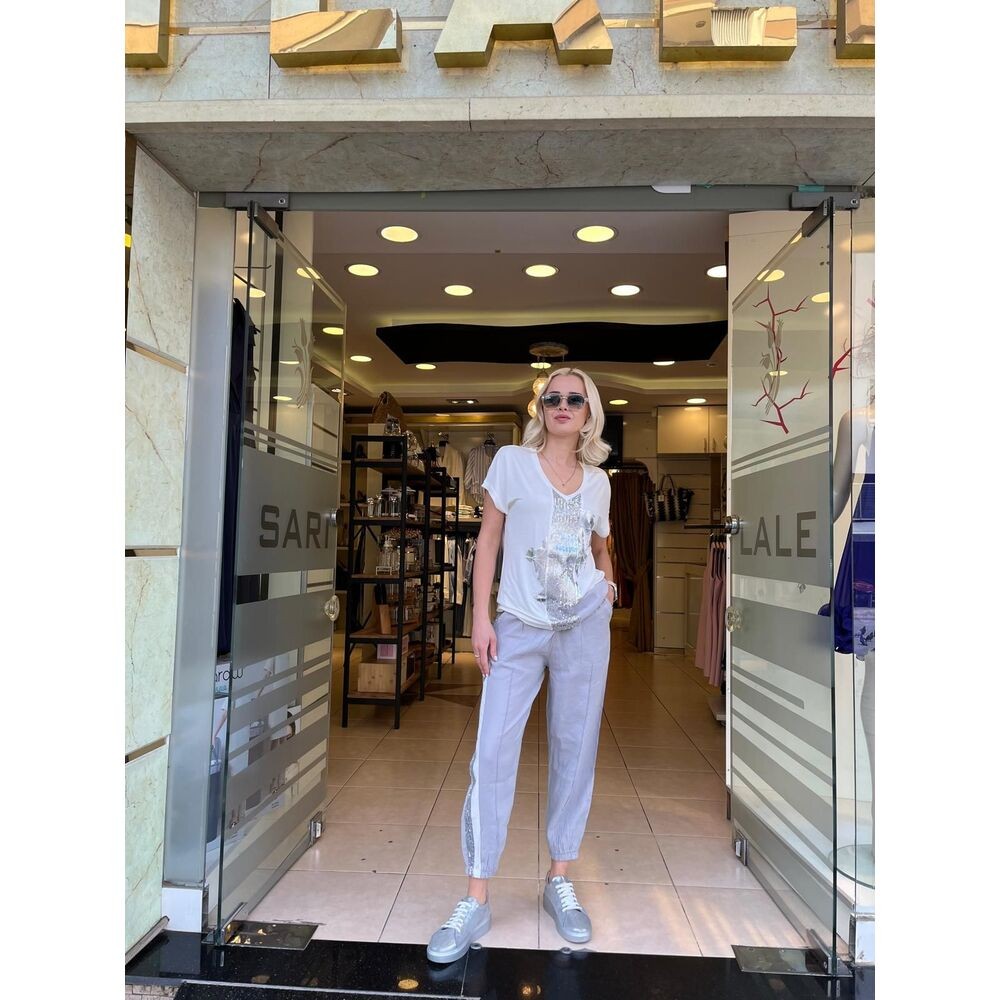 ORTASI PAYETLİ VARAK BASKILI TSHIRT