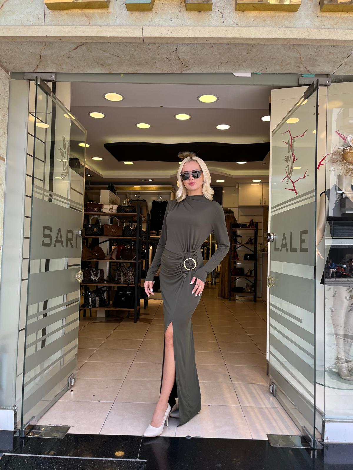 KEMER DETAYLI YIRTMAÇLI ELBİSE