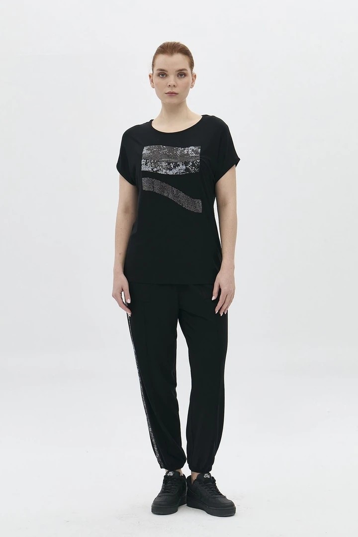 SIRT DETAYLI PAYET ÜZERİ BASKILI TAŞLI TSHIRT