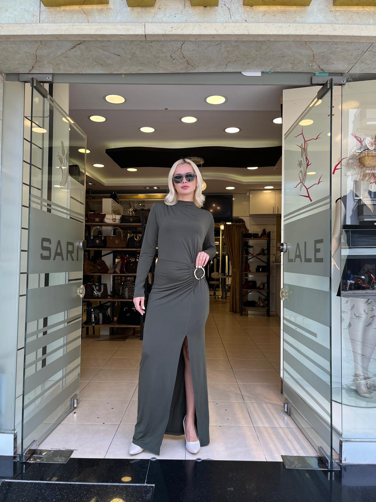 KEMER DETAYLI YIRTMAÇLI ELBİSE