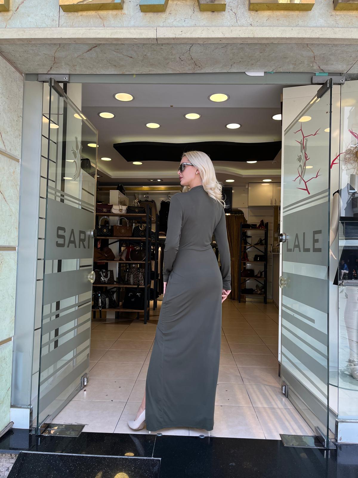 KEMER DETAYLI YIRTMAÇLI ELBİSE