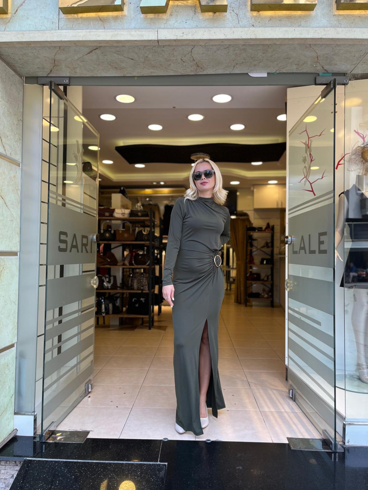 KEMER DETAYLI YIRTMAÇLI ELBİSE