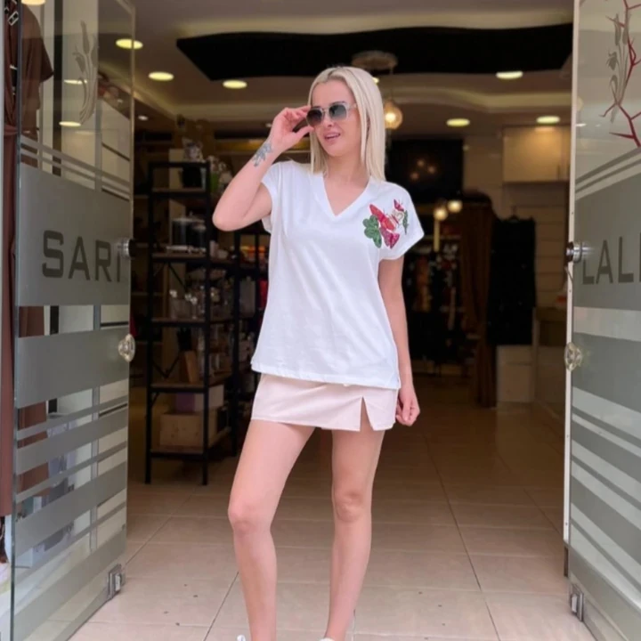 RENKLİ KELEBEK NAKIŞLI TİŞÖRT