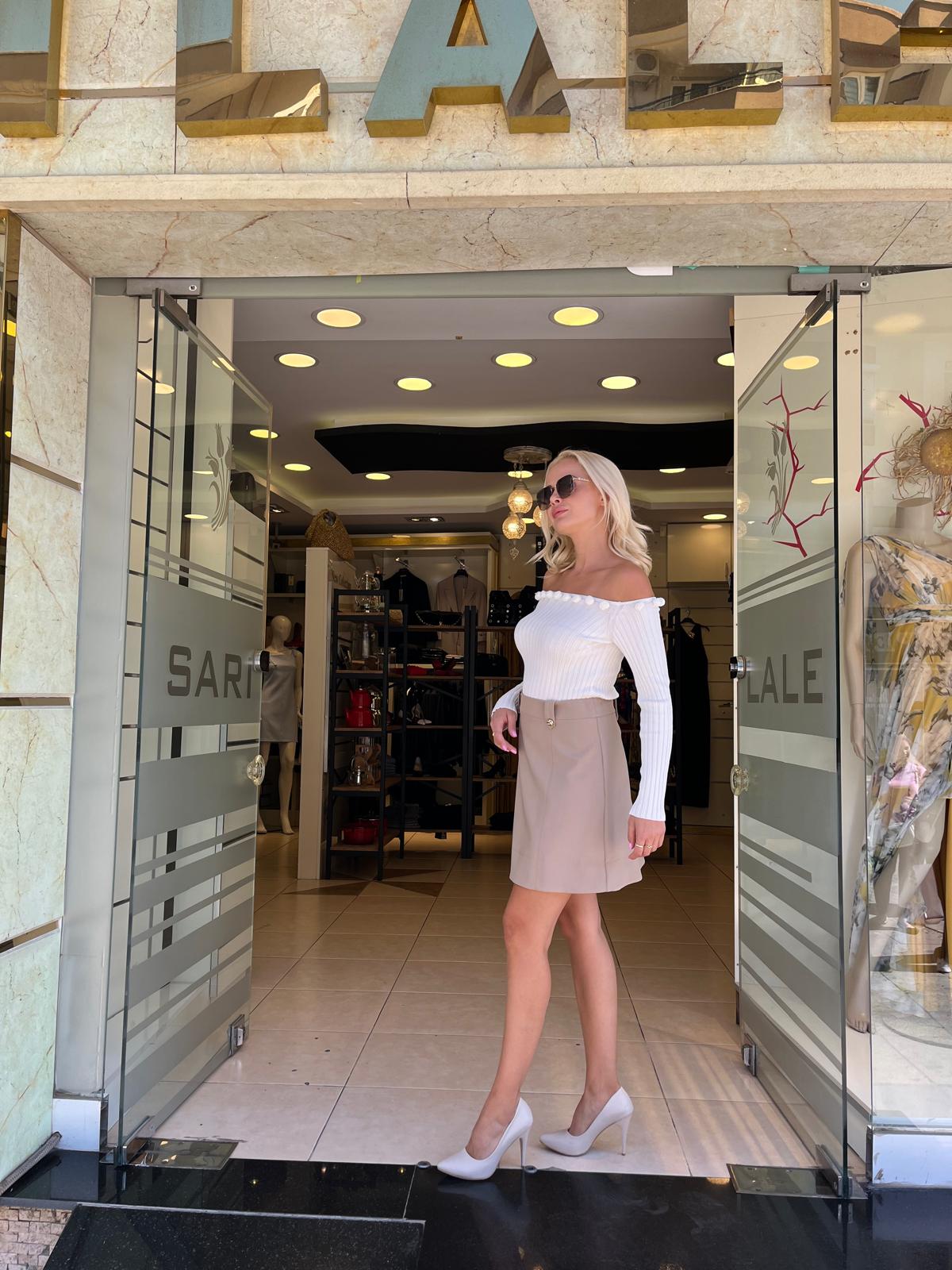 STRAPLEZ YAKA ÇİÇEK DETAYLI TRİKO