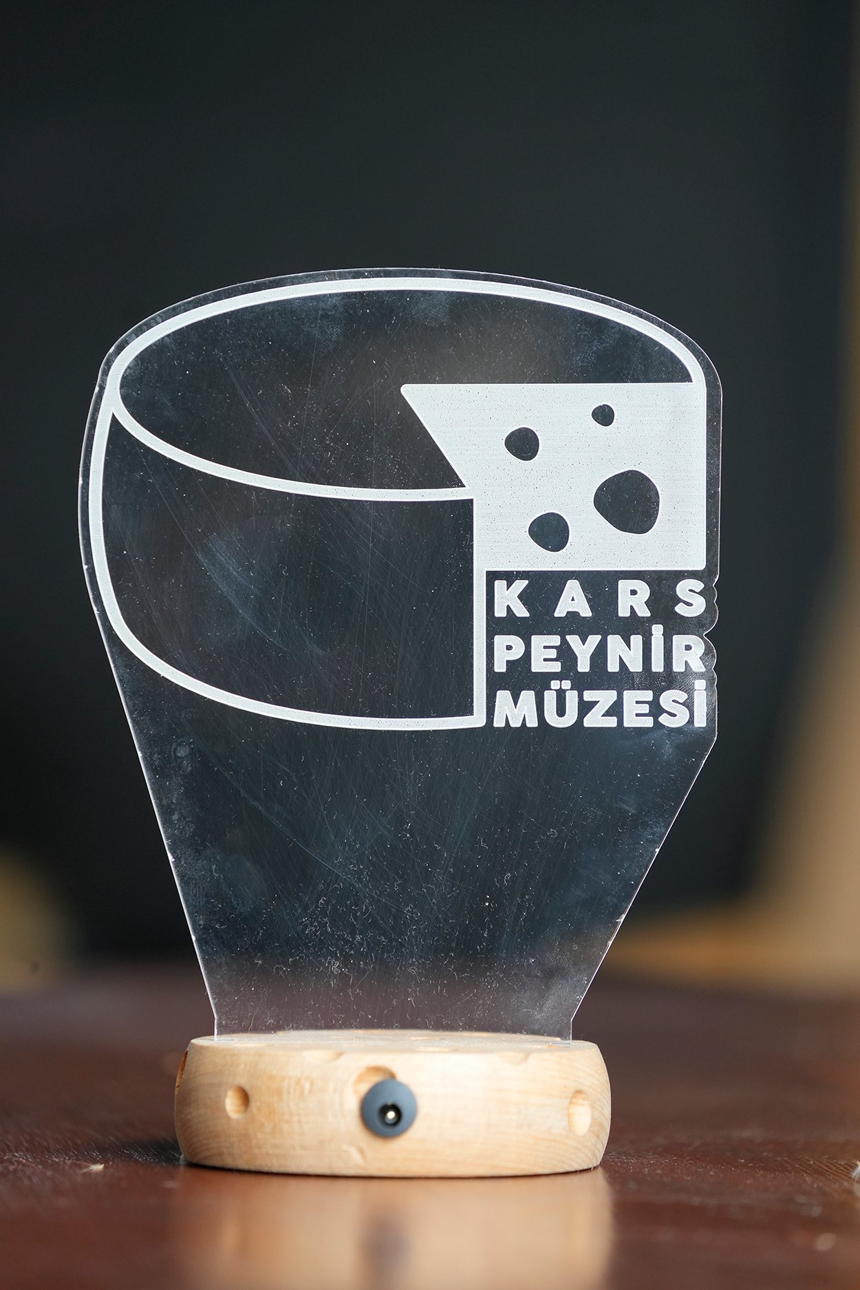 Ahşap Kaideli Pleksi Masa Lambası