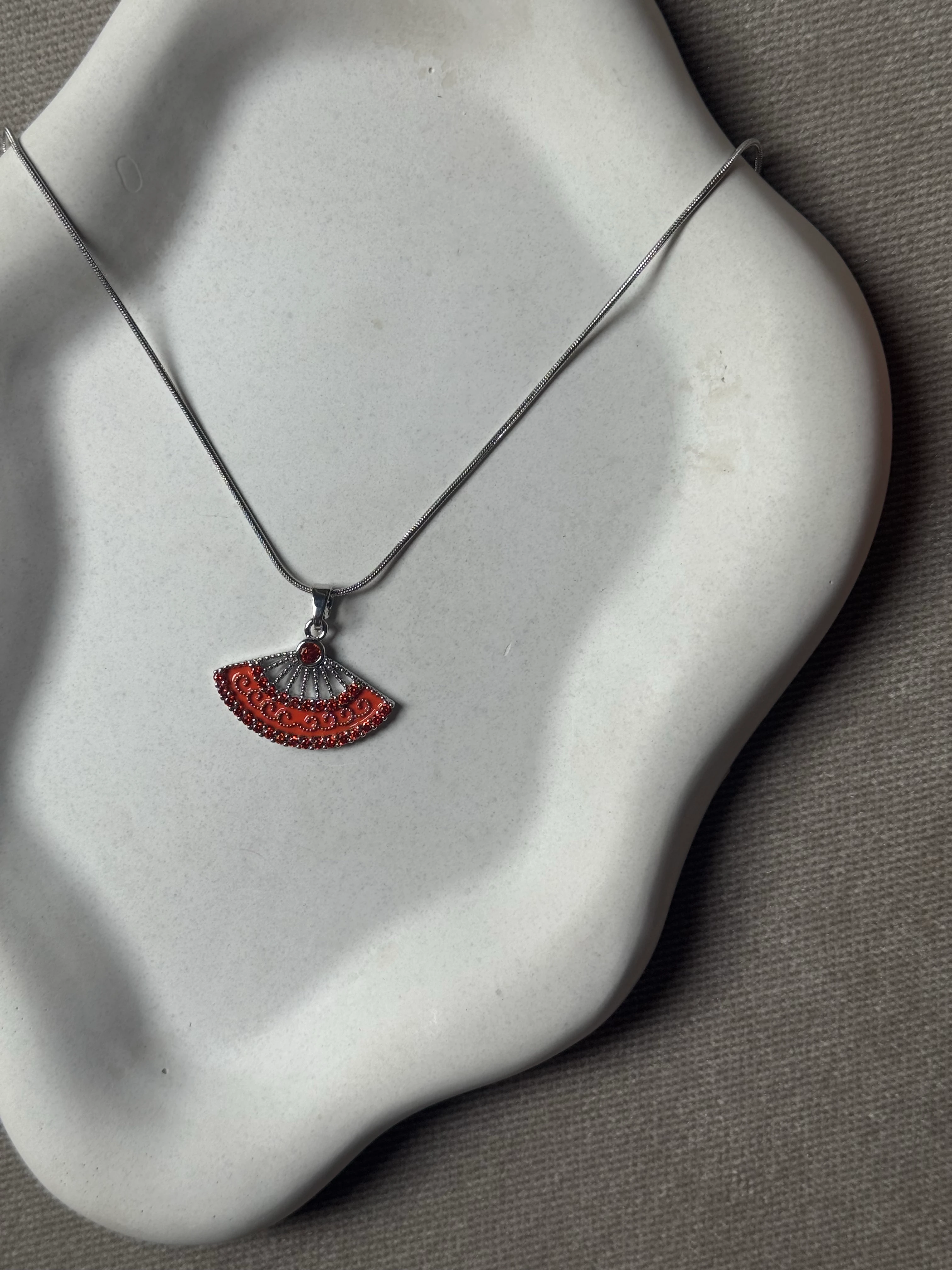 Taşlı Yelpaze Kolye 