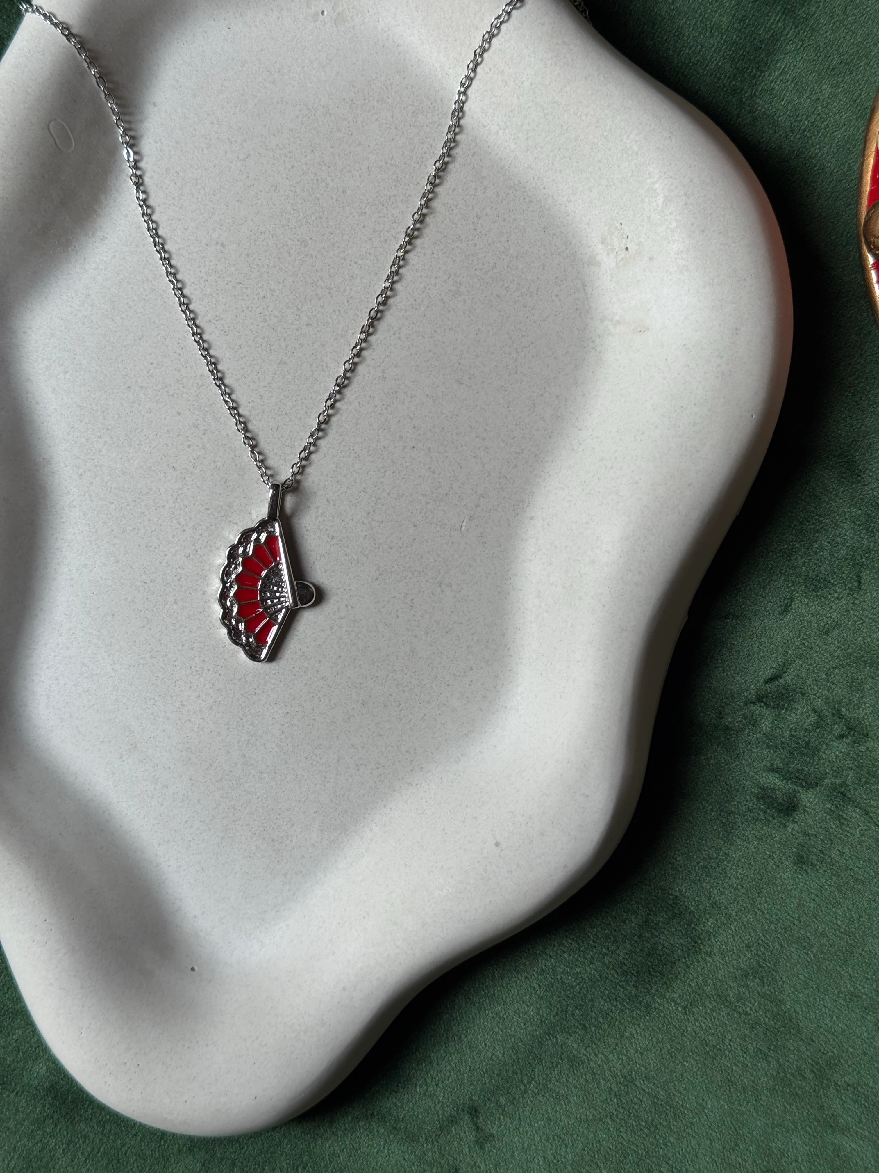 Kırmızı Yelpaze Kolye