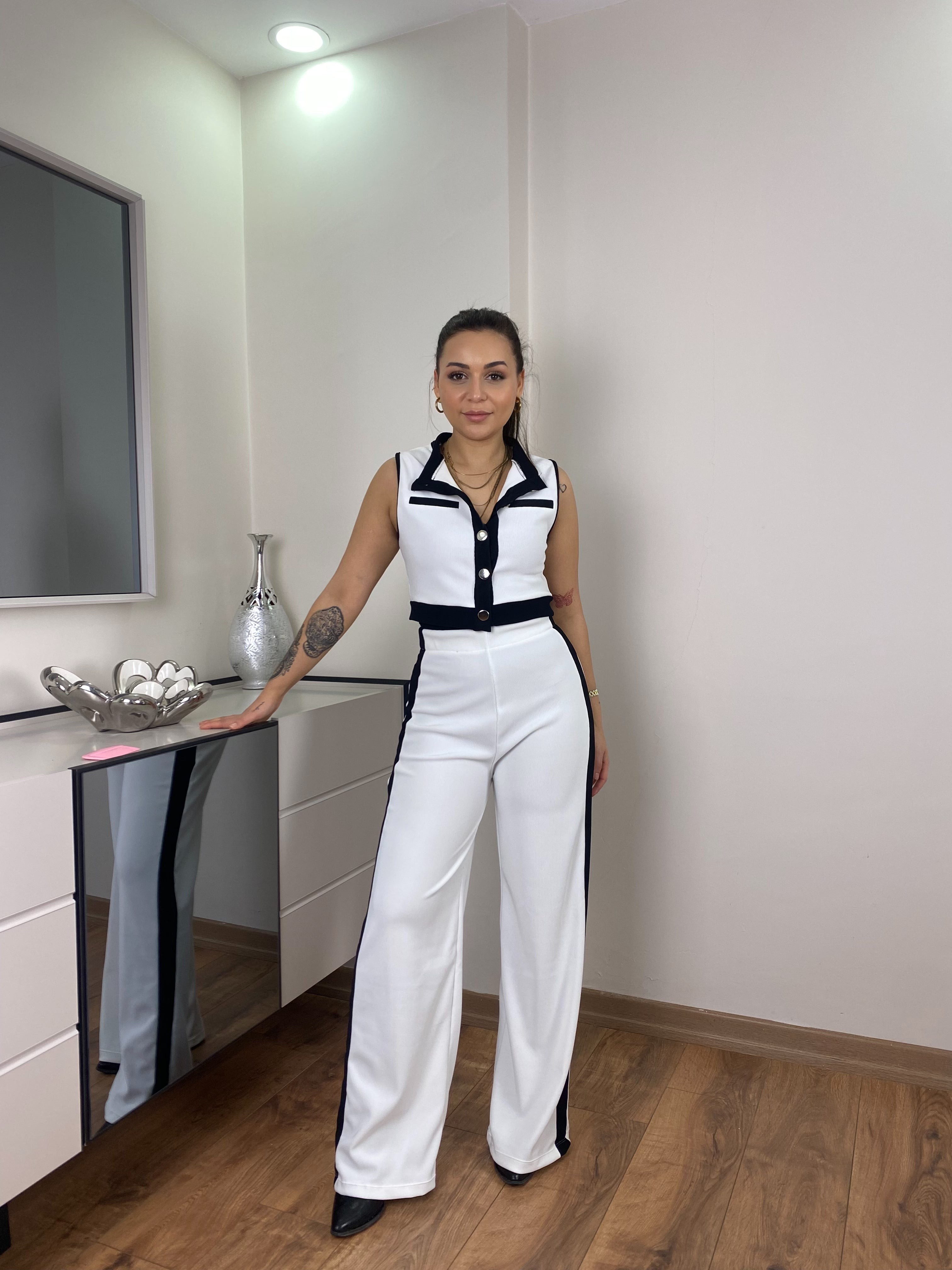 Siyah-Beyaz Şerit Detaylı Düğmeli Takım
