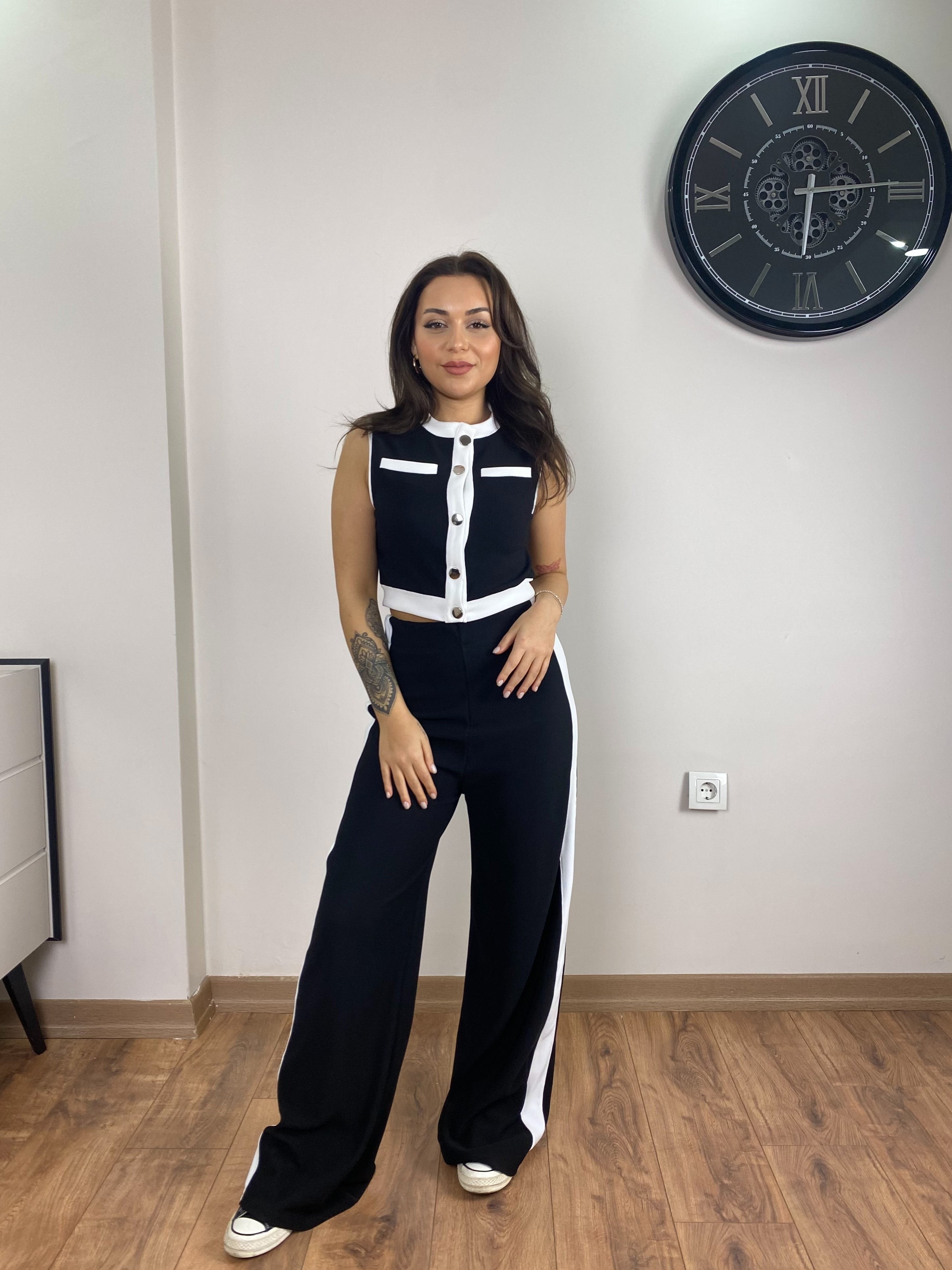 Siyah-Beyaz Şerit Detaylı Düğmeli Takım