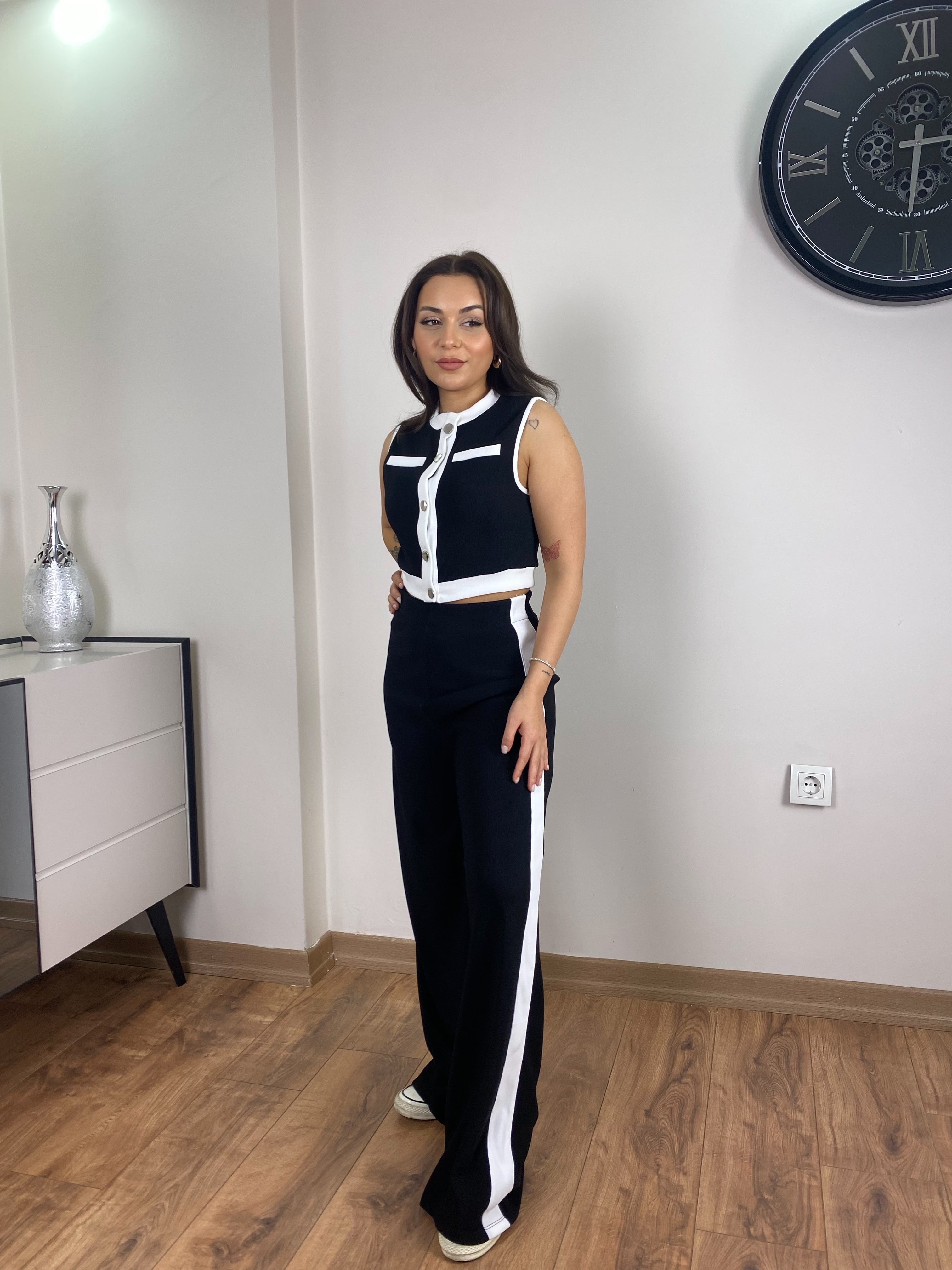 Siyah-Beyaz Şerit Detaylı Düğmeli Takım